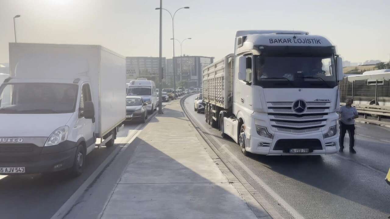 Otomobil, otobüse arkadan çarptı! 3 kişi öldü 6
